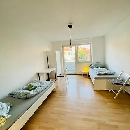 Fuer 4 Personen, U-bahn, Autobahn Naehe, Balkon Apartman