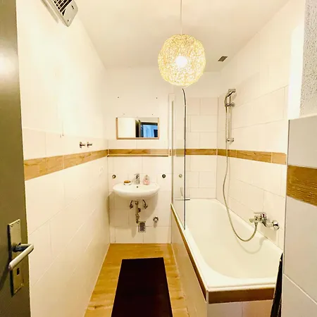 Fuer 4 Personen, U-bahn, Autobahn Naehe, Balkon Apartman *