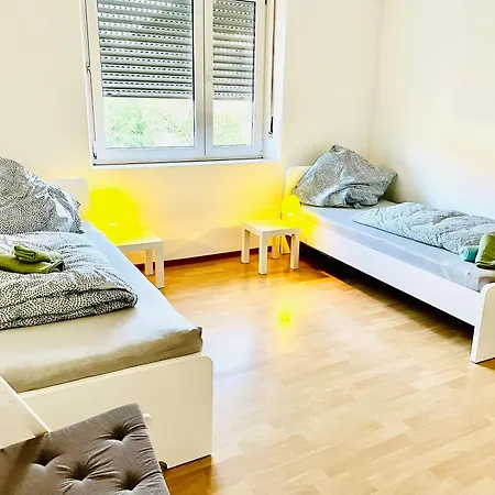 Fuer 4 Personen, U-bahn, Autobahn Naehe, Balkon Apartman *